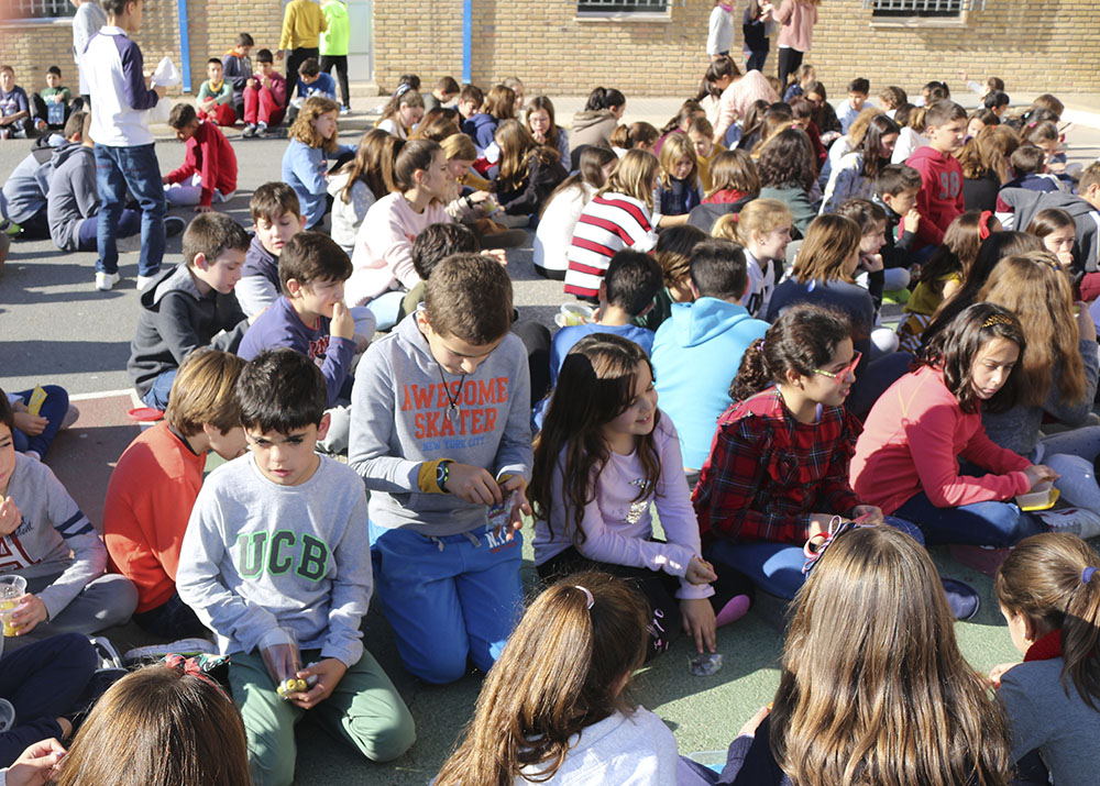 Los niños y niñas de Primaria se comen las uvas Colegio Don Bosco