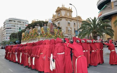 La Hermandad de la Santa Cena procesiona en la tarde del Jueves Santo