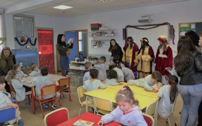 Los pajes de los Reyes Magos visitan el colegio