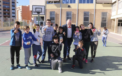 Los niños y niñas de Primaria se comen las uvas