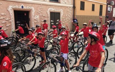 Alumnos del colegio en la «Vuelta ciclista a España» a su paso por Alicante.