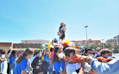 El primer curso de ESO rehacen  la procesión de MªAuxiliadora por los patios