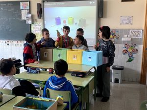 Los alumnos y alumnas de 5º realizan talleres de reciclado a los compañeros de primaria e infantil