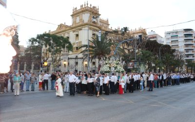 Solemne procesión de María Auxiliadora en Alicante.