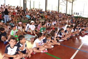 Los niños y niñas de Ed. Primaria  e Infantil pasean a Mª Aux. por los patios