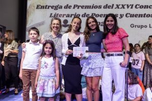 Alumnos de Primaria y Secundaria finalistas y ganadores del concurso literario del Grupo Leo